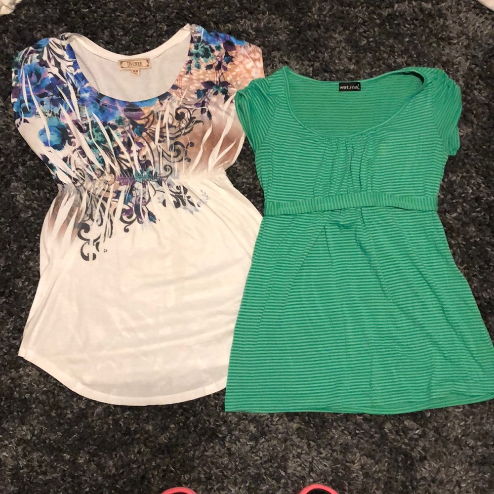 💟 (5 for $30) *TWO* shirts. Size medium.